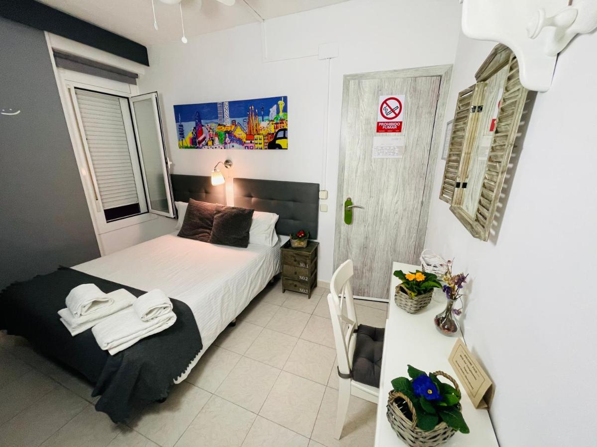 Hostal Lleida Barcelona Exterior photo