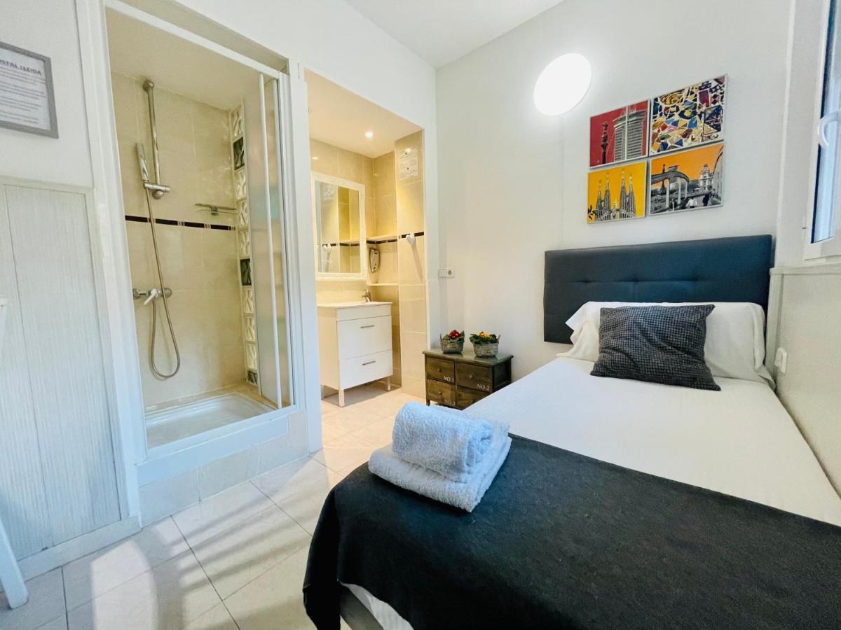 Hostal Lleida Barcelona Exterior photo