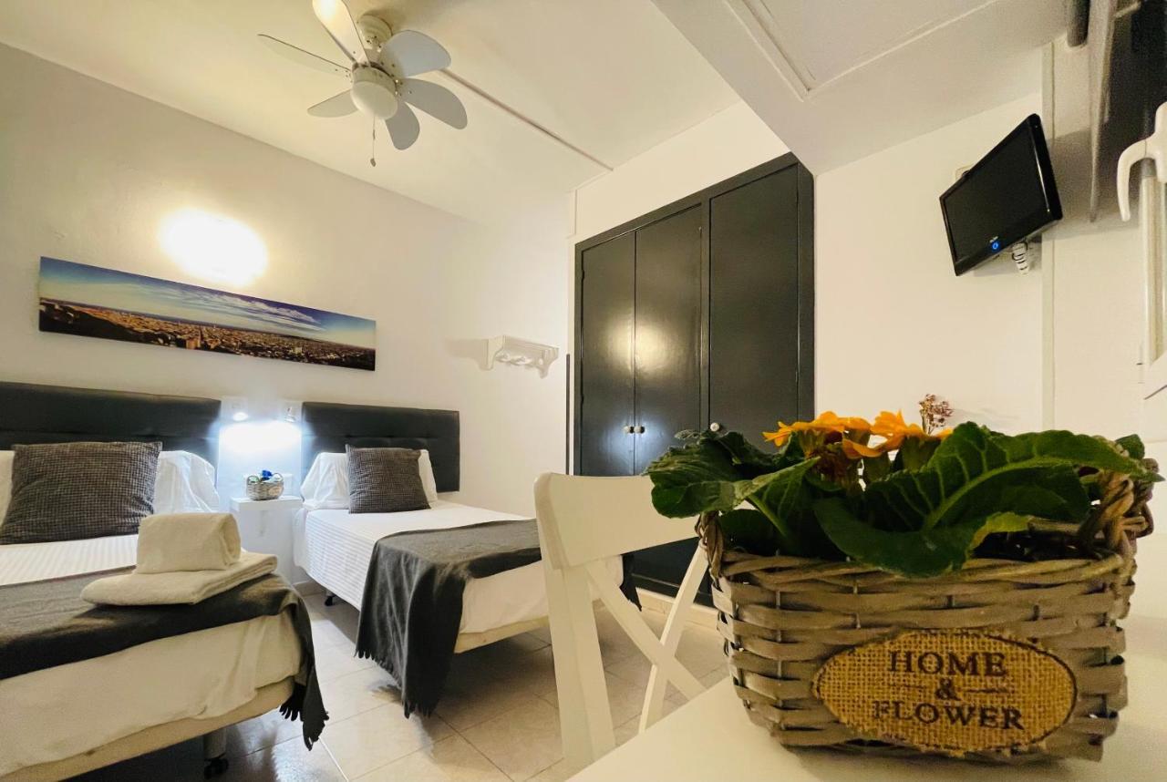 Hostal Lleida Barcelona Exterior photo