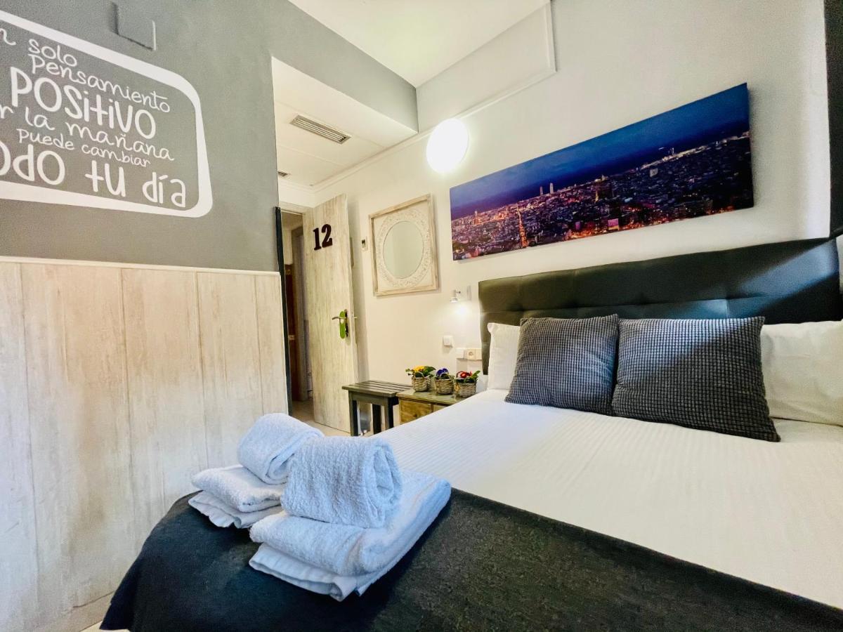 Hostal Lleida Barcelona Exterior photo