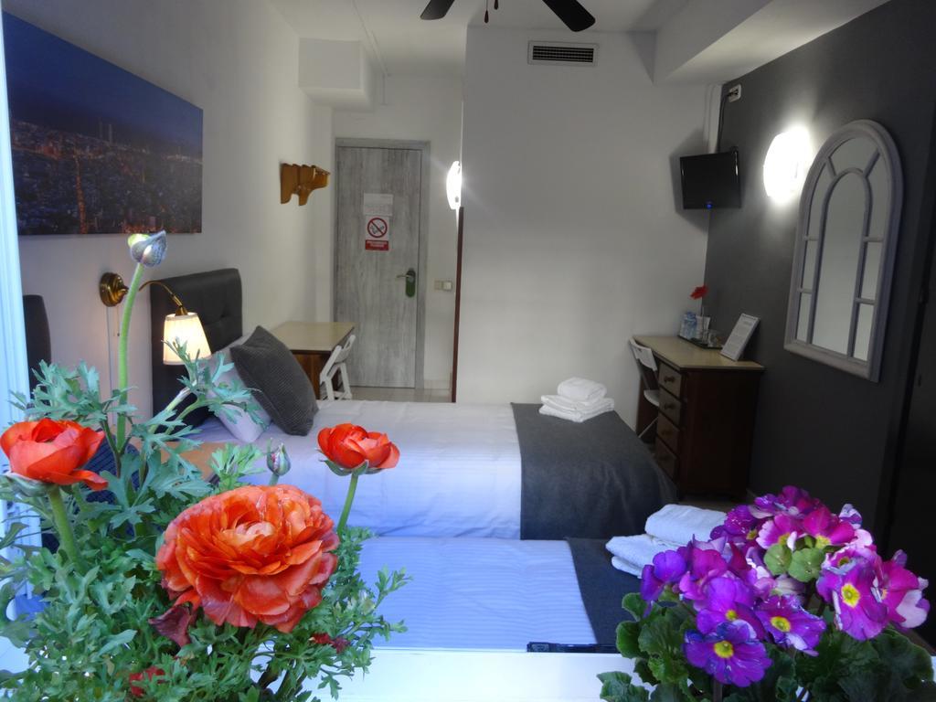 Hostal Lleida Barcelona Exterior photo