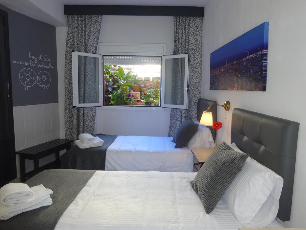 Hostal Lleida Barcelona Exterior photo