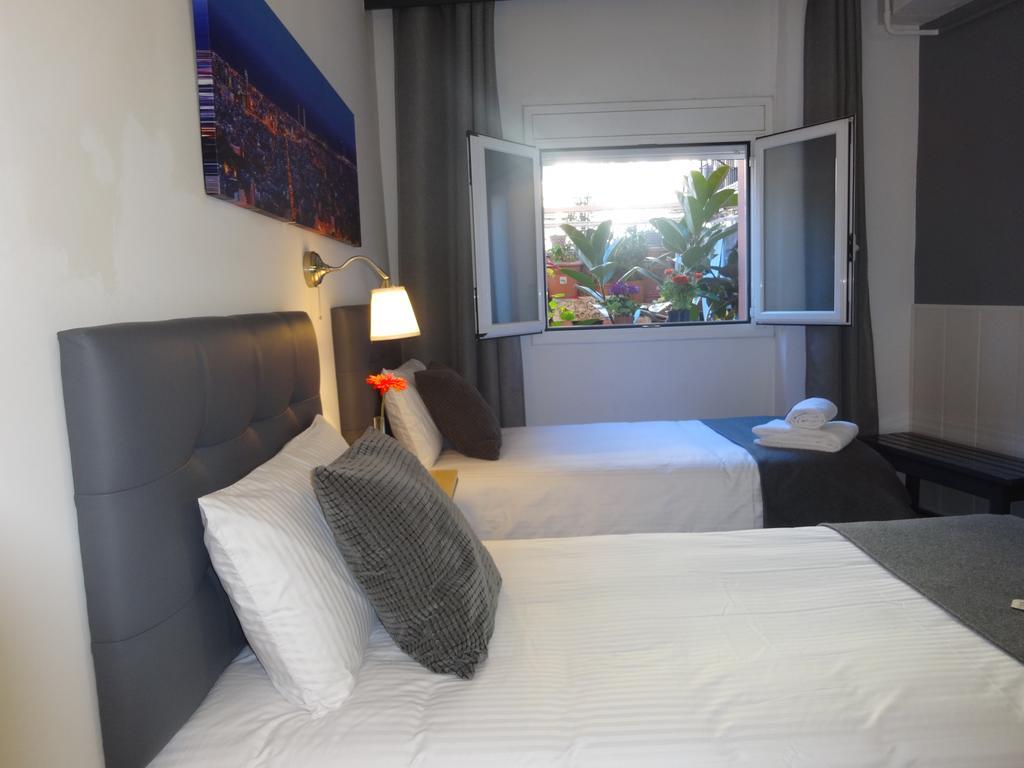 Hostal Lleida Barcelona Exterior photo