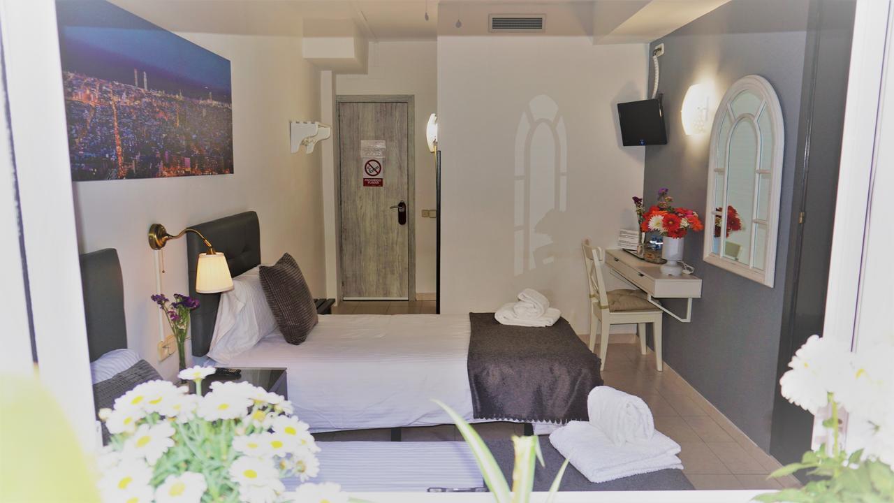 Hostal Lleida Barcelona Exterior photo
