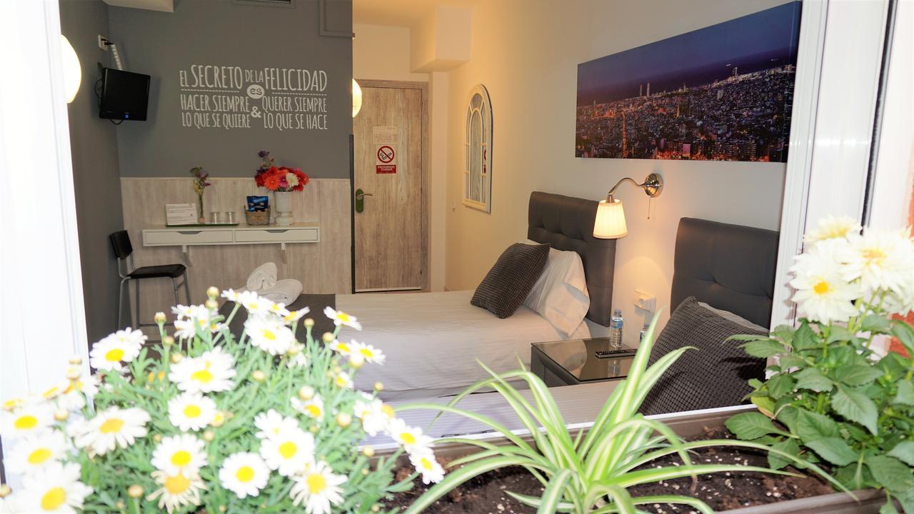 Hostal Lleida Barcelona Exterior photo