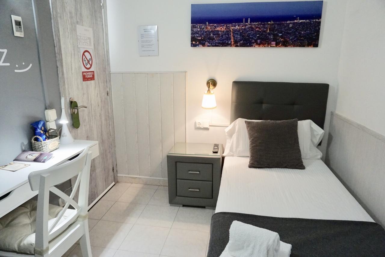 Hostal Lleida Barcelona Exterior photo