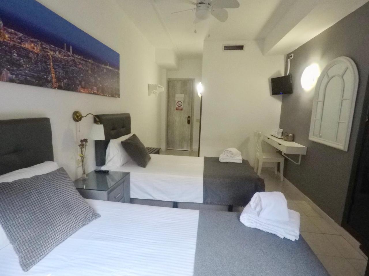Hostal Lleida Barcelona Exterior photo
